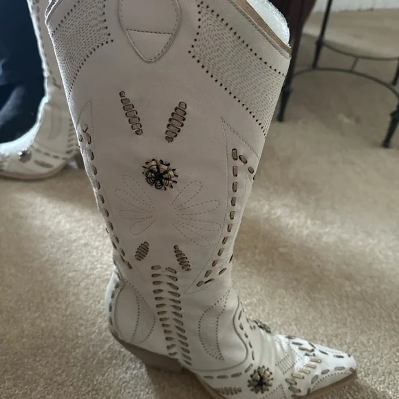 Women's White Embroidered Western Boots - Picture 9 of 11